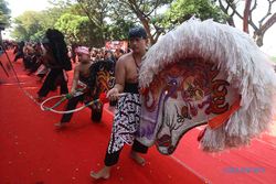 Ratusan Pelajar Menari Massal Meriahkan Festival Jaranan Jawa di Kediri