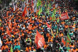 May Day, Ribuan Buruh Jatim Konvoi Motor Penuhi Jalan Protokol di Surabaya