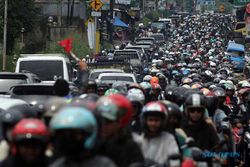 Suasana Kepadatan Jalur Wisata Puncak Bogor saat Libur Panjang Akhir Pekan