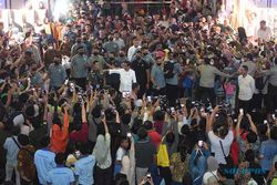 Momen Jokowi Disambut Antusias Warga saat Tinjau Pasar Tanah Abang Jakarta