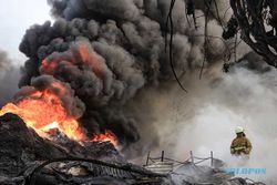 Pabrik Plastik di Kalideres Jakbar Terbakar, Asap Hitam Membumbung