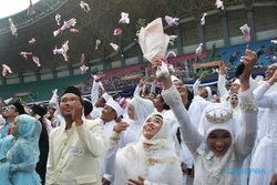 Ratusan Pasangan Pengantin Ikuti Nikah Massal Juara di Stadion Patriot Bekasi