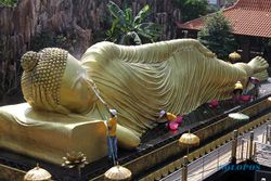 Potret Tradisi Membersihkan Patung Buddha Tidur di Mojokerto Jelang Waisak
