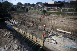 Cegah Banjir di Pasar Jongke, Tanggul Kali Jenes Laweyan Solo Ditinggikan