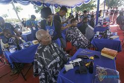 Pemecahan Rekor Muri Pesta Cukur Rambut Massal Gratis di Mangkunegaran Solo