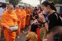 Ritual Pindapata Jelang Waisak di Tangerang, Umat Buddha Berderma untuk Biksu