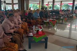 Anggun & Berwibawa, PNS-Kades Berbusana Adat Jawa di Peringatan HUT Wonogiri
