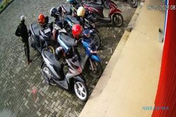 Aksi Curanmor di Alfamidi Colomadu Terekam Kamera CCTV, Polisi Buru Pelaku