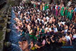 Ritual Melukat di Pura Tirta Empul Bali, Tradisi yang Jadi Daya Tarik Wisatawan