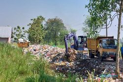 Setelah Viral, DLH Karanganyar Angkuti Sampah Meluber di Pandeyan Tasikmadu