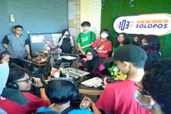 Gayeng! Siswa SMP Asal Bandung Intip Dapur Redaksi di Radya Litera Solopos