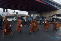 Ritual Thudong: Puluhan Biksu Thailand Jalan Kaki ke Candi Borobudur