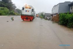 Banjir Genangi Rel di Jember, Perjalanan Kereta Api Sempat Terganggu