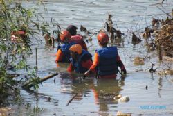 Kurangi Timbunan Sampah, Ratusan Orang Turun ke Sungai Bengawan Solo Wonogiri