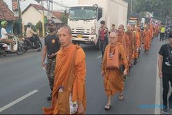 32 Biksu Thudong dari Thailand Tiba di Batang, Warga Berikan Hasil Bumi