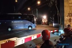 Viral! 2 Bus TNI AL Terobos Perlintasan KA di Malang