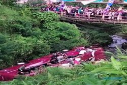 Bus Pariwisata Terjun ke Sungai Kawasan Guci, 1 Meninggal & 36 Orang Terluka