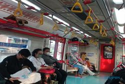 Jangan Khawatir, Selama Ramadan Ada Informasi Waktu Berbuka di Commuter Line