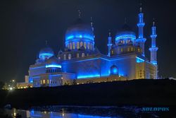 Terpikat Eksotisme Malam di Masjid Raya Sheikh Zayed Solo