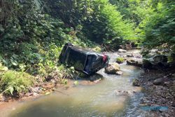 Dipakai Belajar Nyetir, Mobil Terjun ke Jurang 20 Meter di Jatinom Klaten