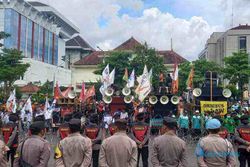 Bawaslu Kota Semarang Pelototi Aksi Buruh di Depan Kantor Ganjar Pranowo