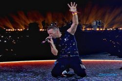 Chris Martin Buka Peluang Kolaborasi Artis Indonesia di Konser Coldplay Jakarta