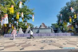 Ornamen dan Stupa untuk Memeriahkan Waisak 2567 TB Terpasang di Balai Kota Solo