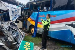 Bus Sumber Selamat Tabrak Mobil & Pos Polisi di Ngawi, 2 Orang Terluka