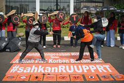 Aksi Teatrikal Tuntut Pengesahan RUU PPRT di Gedung DPR Jakarta