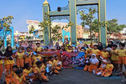 Puluhan Bocah SD Kumpul di Ngarsopuro Solo Bawa Pesan untuk Lionel Messi