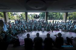 Sampaikan 7 Tuntutan, Ratusan Mahasiswa UNS Geruduk Gedung Rektorat