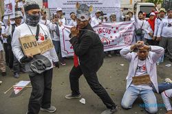 Unjuk Rasa Ribuan Nakes Tolak RUU Kesehatan Omnibus Law di Gedung DPR
