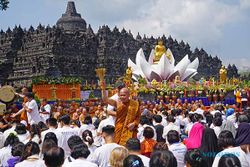 Potret Ribuan Umat Buddha Ikuti Detik-detik Waisak di Candi Borobudur Magelang