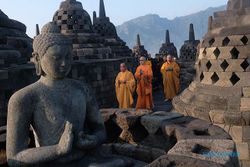 Biksu dan Umat Buddha Laksanakan Doa Pagi Waisak di Candi Borobudur