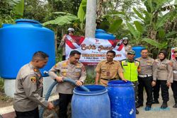 Musim Kemarau, Polres Salatiga Dropping Air Bersih ke Noborejo Argomulyo