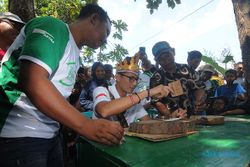 Tinjau Desa Wisata Wayang Klaten, Menparekraf Coba Jemparingan & Pahat Wayang