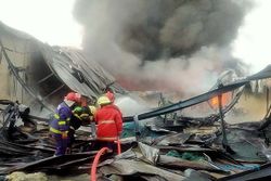 Kebakaran Hebat Hanguskan Pabrik Plastik di Bendosari Sukoharjo
