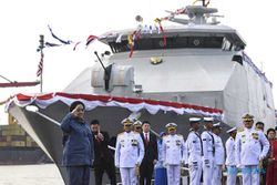 Momen Megawati Resmikan Kapal Perang Bung Karno-369 Buatan Dalam Negeri