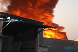 Breaking News! Pabrik Plastik di Bendosari Sukoharjo Terbakar Pagi Ini