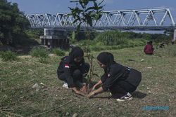 Aksi Peduli Lingkungan, Mahasiswa Unsa Tanam 150 Pohon di Sungai Bengawan Solo