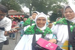 Mbah Ikem, Penjual Kerupuk Jadi Calon Haji Tertua di Solo