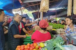 Cek Harga Sembako, Mendag Zulkifli Hasan Blusukan ke Pasar Karang Ayu Semarang