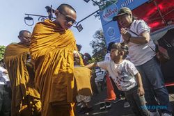 Perayaan Waisak di Solo, Umat Buddha Gelar Tradisi Pindapata di Jalan Jensud