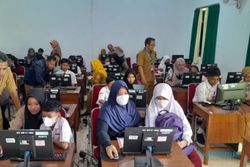 PPDB Online SMP Wonogiri Dimulai, Ortu Calon Siswa Ramai-Ramai Datangi Sekolah