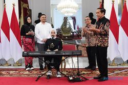 Momen Putri Ariani Peraih Golden Buzzer AGT Bernyanyi di Depan Presiden Jokowi