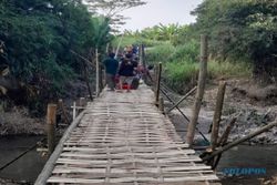 Jembatan Utama Putus Diterjang Banjir, Warga Bener Klaten Swadaya Bangun Sesek