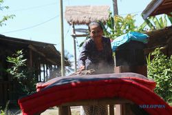 Tradisi Mepe Kasur, Ritual Unik Bersih Desa Suku Osing di Banyuwang