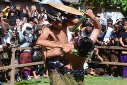 Tradisi Mekare-kare di Bali, Upacara Adat Penghormatan untuk Dewa Perang