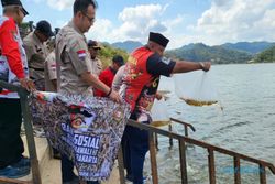 Rajawali Shooting Club Tebar Benih Ribuan Ikan Nila di Waduk Pidekso Wonogiri