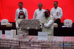 KPK Tunjukkan Uang Tunai Rp81,9 Miliar Barang Bukti Kasus TPPU Lukas Enembe